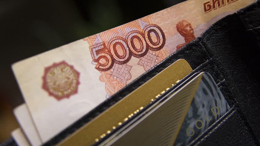 Фото - Россияне начали снимать со счетов наличные рубли и валюту